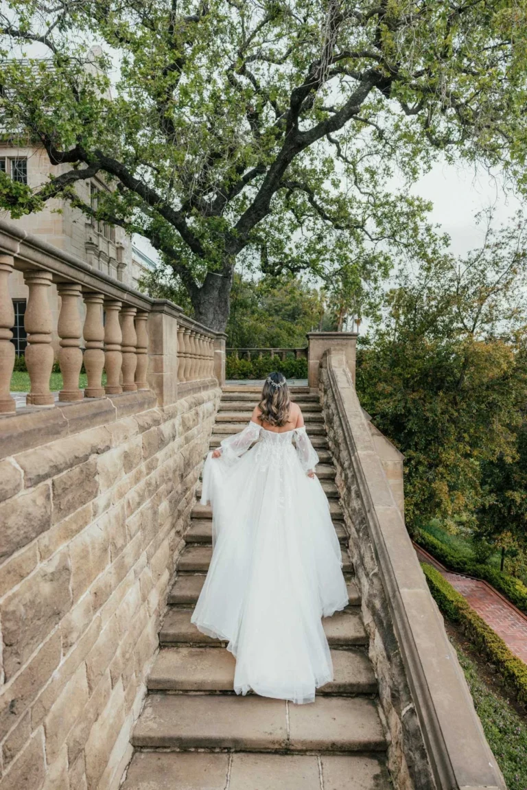 Eteryczna, designerska suknia ślubna boho w literę A z odpinanymi długimi rękawami