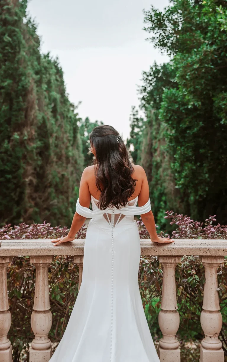 Glamour suknia ślubna typu fit & flare z opadającymi ramionami i opcjonalnym rozcięciem na nodze