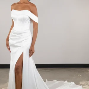 Glamour suknia ślubna typu fit & flare z opadającymi ramionami i opcjonalnym rozcięciem na nodze – D4093, dodatkowe ujęcie 2
