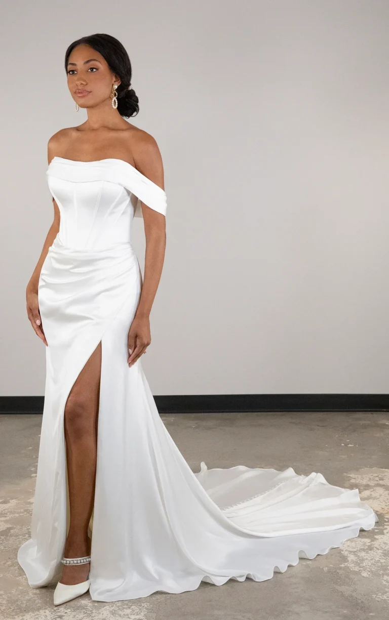 Glamour suknia ślubna typu fit & flare z opadającymi ramionami i opcjonalnym rozcięciem na nodze