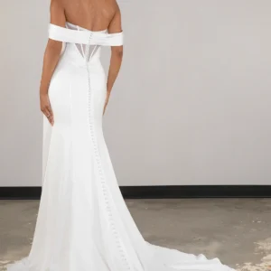 Glamour suknia ślubna typu fit & flare z opadającymi ramionami i opcjonalnym rozcięciem na nodze – D4093, dodatkowe ujęcie 3