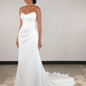 Glamour suknia ślubna typu fit & flare z opadającymi ramionami i opcjonalnym rozcięciem na nodze – D4093, dodatkowe ujęcie 6