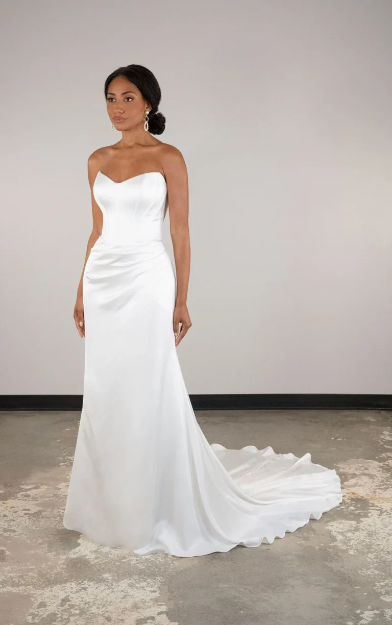 Glamour suknia ślubna typu fit & flare z opadającymi ramionami i opcjonalnym rozcięciem na nodze