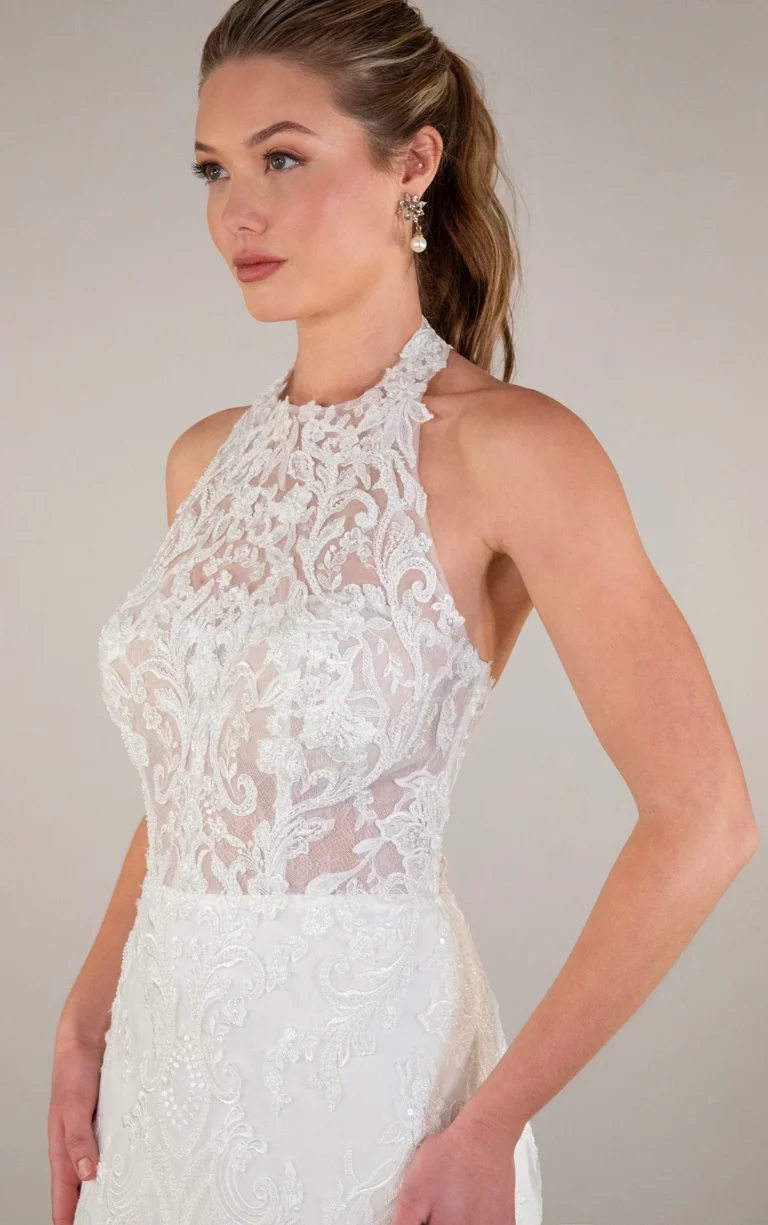 Zmysłowa koronkowa suknia ślubna typu fit & flare z dekoltem halter