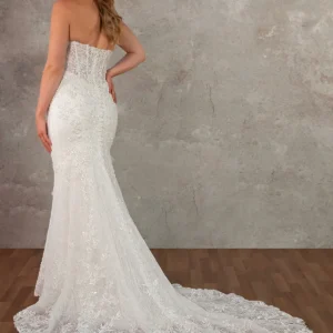 Suknia ślubna typu fit & flare bez ramiączek z koralikowaną koronką i aplikacjami 3D – D4368, dodatkowe ujęcie 1
