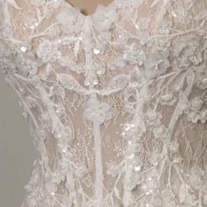 Suknia ślubna typu fit & flare bez ramiączek z koralikowaną koronką i aplikacjami 3D – D4368, dodatkowe ujęcie 4