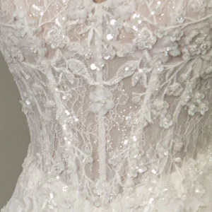 Suknia ślubna typu fit & flare bez ramiączek z koralikowaną koronką i aplikacjami 3D – D4368, dodatkowe ujęcie 5