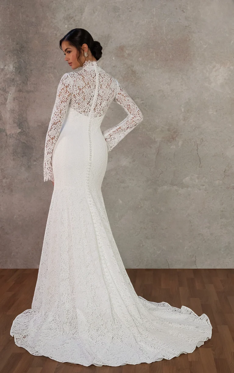 Suknia typu fit & flare z przezroczystymi długimi rękawami z koronki i wysoką stójką