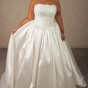 Balowa suknia ślubna couture z koronki i mikado, z gorsetem wyszywanym kryształami – D4546, ujęcie 2