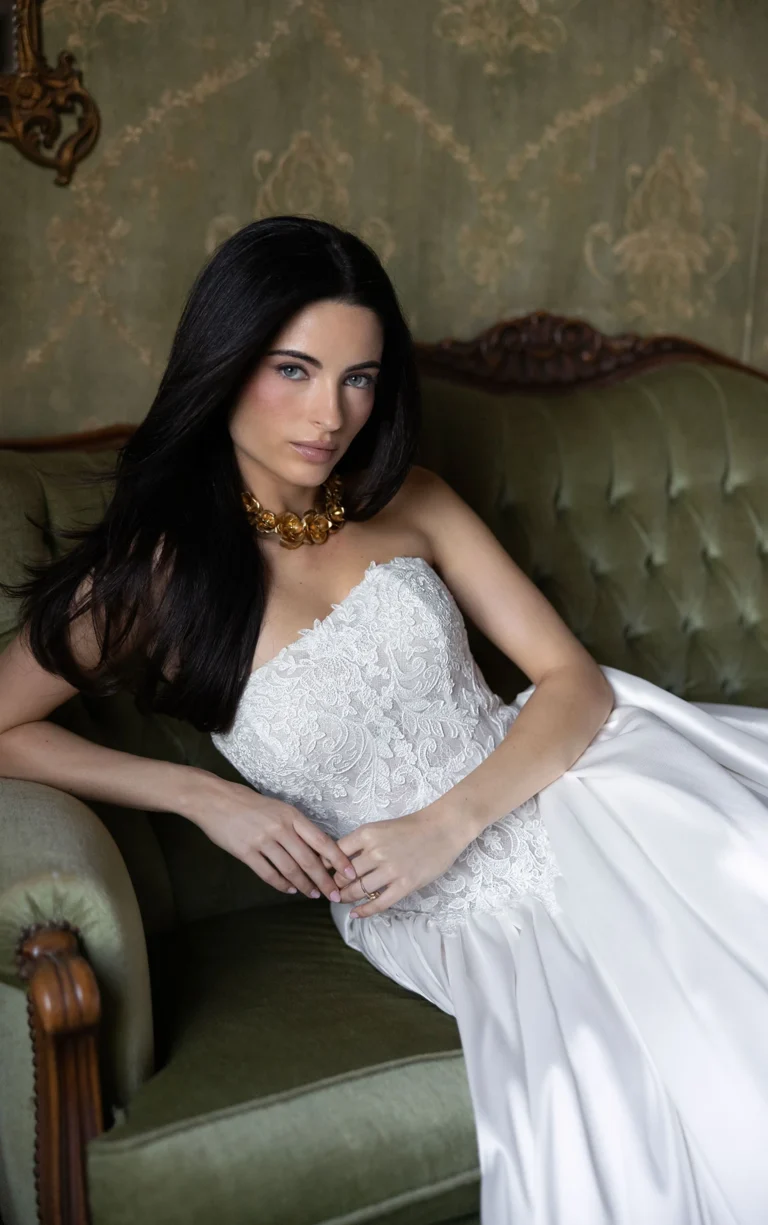 Balowa suknia ślubna couture z koronki i mikado, z gorsetem wyszywanym kryształami