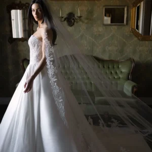 Balowa suknia ślubna couture z koronki i mikado, z gorsetem wyszywanym kryształami – D4546, ujęcie 4