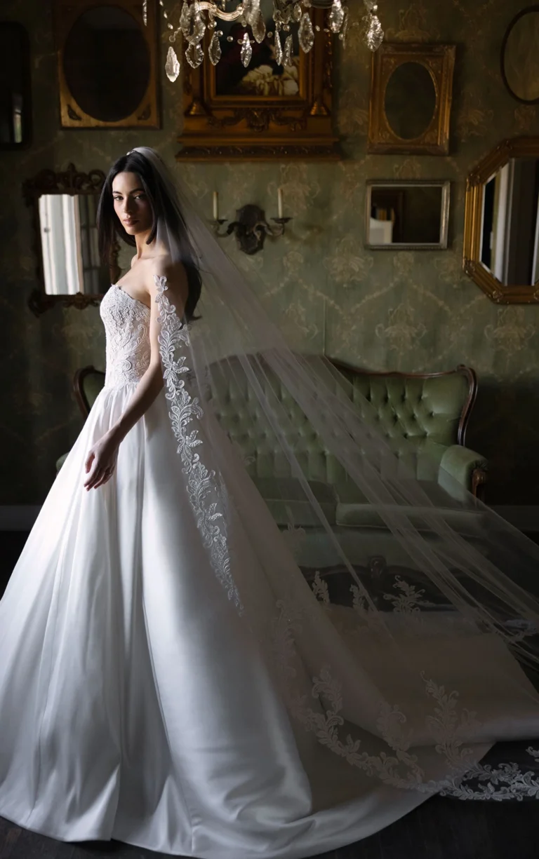 Balowa suknia ślubna couture z koronki i mikado, z gorsetem wyszywanym kryształami