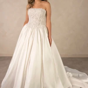 Balowa suknia ślubna couture z koronki i mikado, z gorsetem wyszywanym kryształami – D4546, ujęcie 5