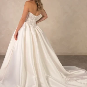 Balowa suknia ślubna couture z koronki i mikado, z gorsetem wyszywanym kryształami – D4546, ujęcie 6