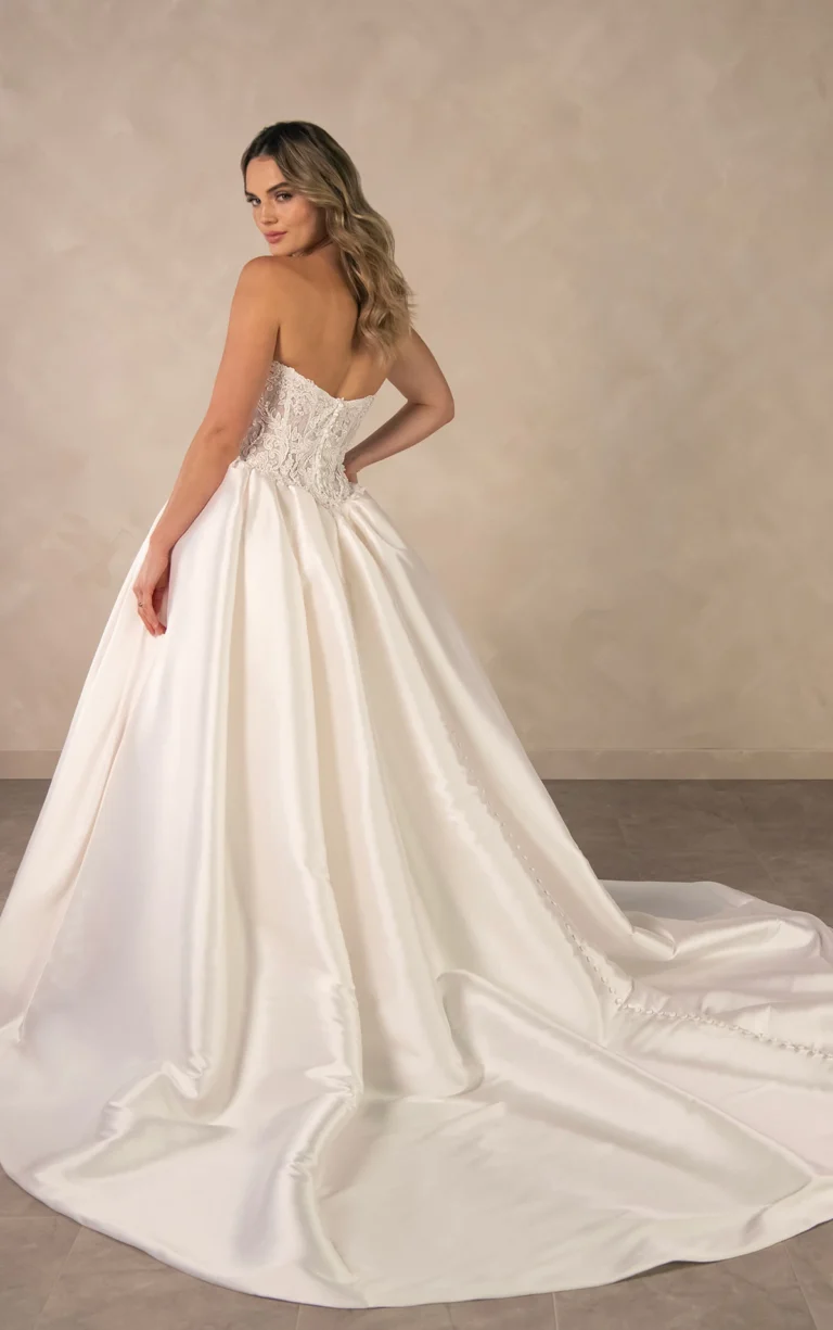 Balowa suknia ślubna couture z koronki i mikado, z gorsetem wyszywanym kryształami