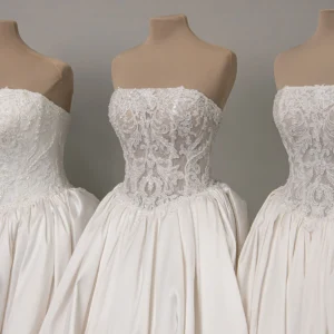 Balowa suknia ślubna couture z koronki i mikado, z gorsetem wyszywanym kryształami – D4546, ujęcie 7