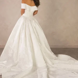 Królewska suknia balowa z żakardu, z opadającymi ramionami i drapowaniem couture – D4604, ujęcie 6
