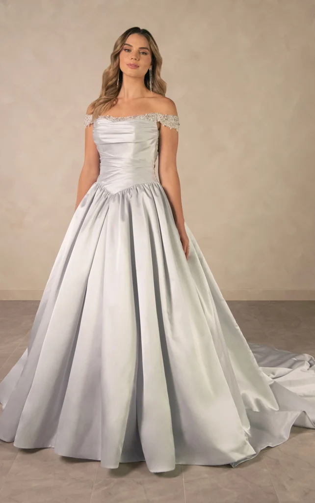 Olśniewająca satynowa suknia balowa z opadającymi ramionami i kryształowym dekoltem – D4613, ujęcie 1
