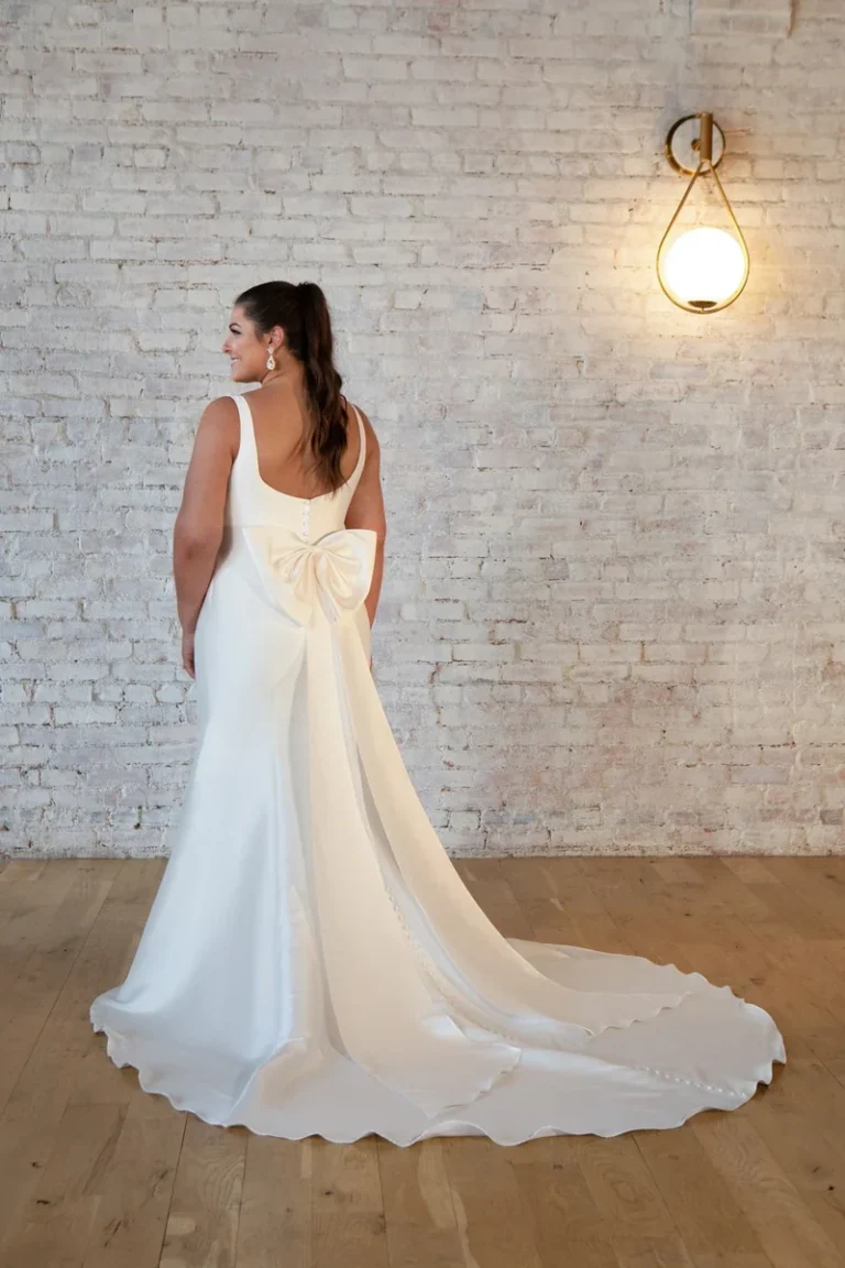 Klasyczna suknia ślubna typu fit & flare z kwadratowym dekoltem z kokardą