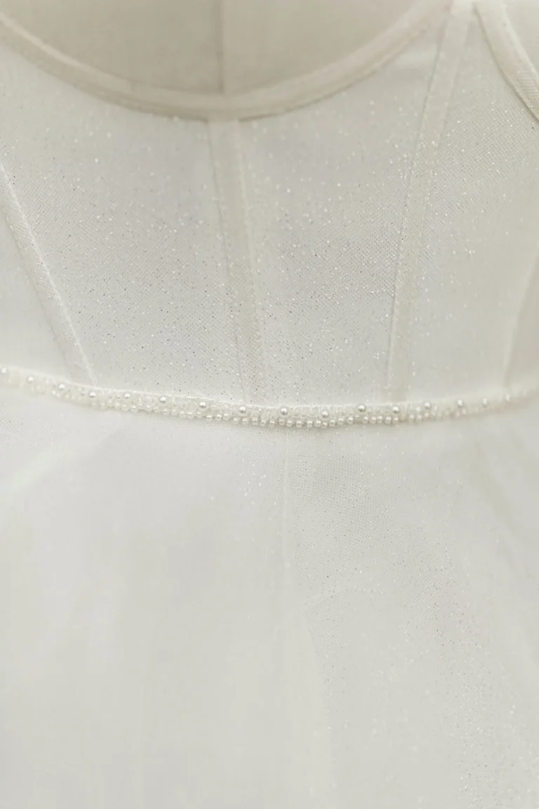 Nowoczesna księżniczkowa suknia balowa z gorsetem w stylu corset
