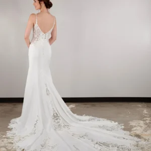 Elegancka koronkowa suknia ślubna typu fit & flare na cienkich ramiączkach z wycięciem i trenem – D3930, dodatkowe ujęcie 4