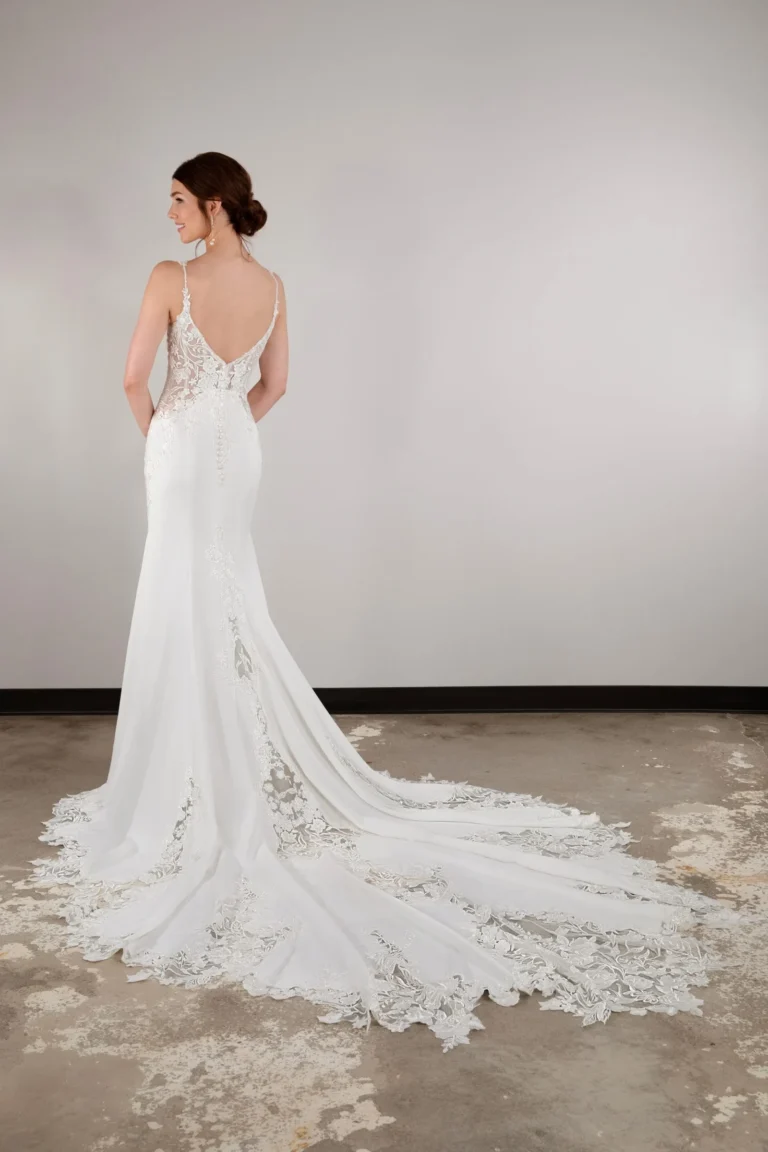 Elegancka koronkowa suknia ślubna typu fit & flare na cienkich ramiączkach z wycięciem i trenem