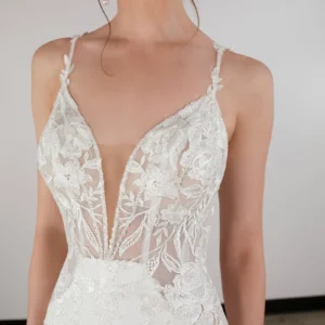 Elegancka koronkowa suknia ślubna typu fit & flare na cienkich ramiączkach z wycięciem i trenem – D3930, dodatkowe ujęcie 5