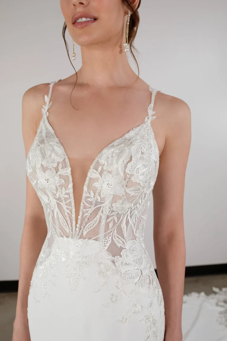 Elegancka koronkowa suknia ślubna typu fit & flare na cienkich ramiączkach z wycięciem i trenem