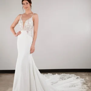 Elegancka koronkowa suknia ślubna typu fit & flare na cienkich ramiączkach z wycięciem i trenem – D3930, dodatkowe ujęcie 3