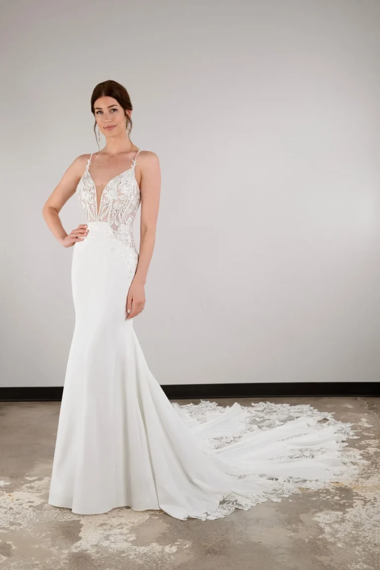 Elegancka koronkowa suknia ślubna typu fit & flare na cienkich ramiączkach z wycięciem i trenem