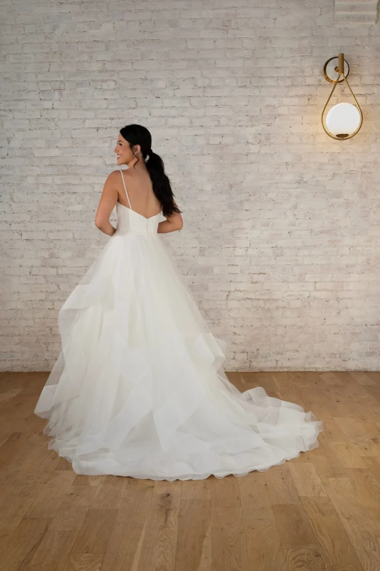Nowoczesna księżniczkowa suknia balowa z gorsetem w stylu corset
