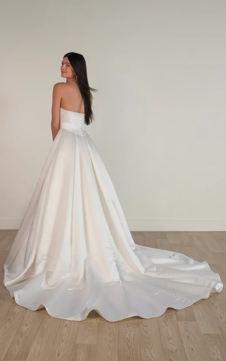 Elegancka satynowa suknia ślubna balowa bez ramiączek