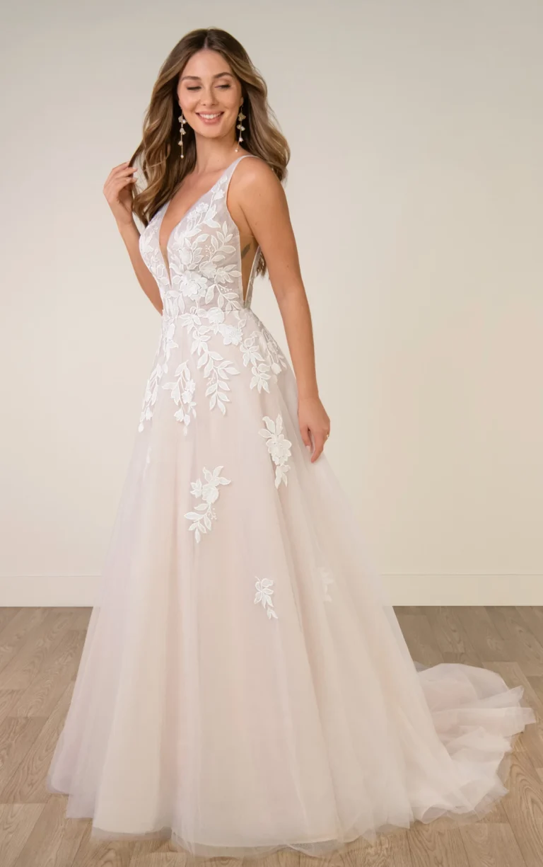 Koronkowo-tiulowa suknia ślubna w linii A z dekoltem V i transparentnymi wstawkami w głębokich wycięciach