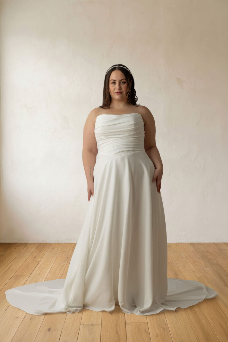 Gładka suknia ślubna plus size w linii A bez ramiączek z marszczonym gorsetem