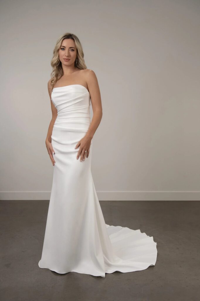 Gładka suknia ślubna typu fit & flare bez ramiączek z drapowanym gorsetem – PA1449, ujęcie 1